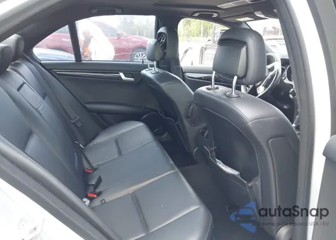 2013 Mercedes-Benz C 250 Luxury/Sport z USA, uszkodzony, nr VIN WDDGF4HB4DR289787